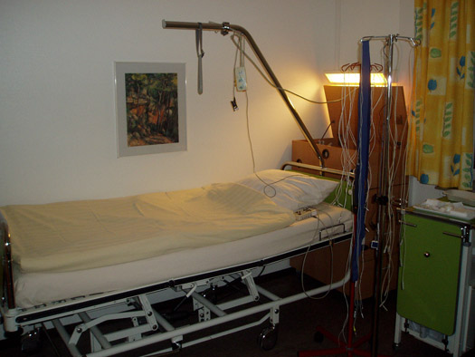 Patientenzimmer mit vorbereiteten Elektroden
